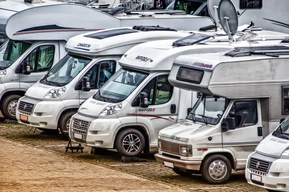 🚐 Van, fourgon aménagé ou camping-car : que choisir pour voyager en famille ?